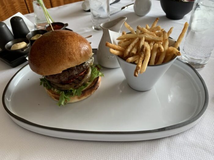 1個17 000円超え リッツカールトン東京の一番高いハンバーガーをインルームダイニングで頼んでみた 陸マイラー始めるなら マイルの錬金術師